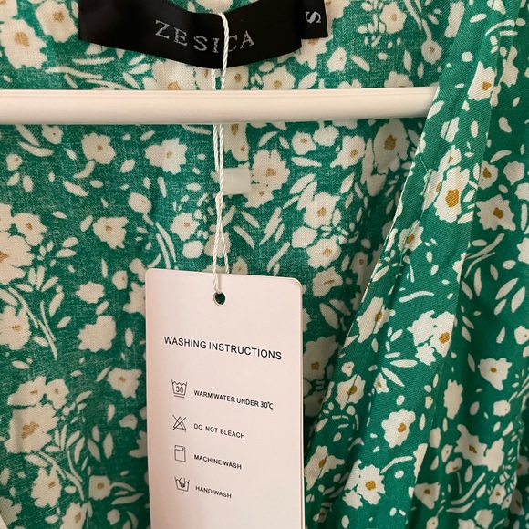 Zessica NWT Floral Wrap Dress - Picture 4 of 7